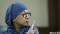 Namun dalam perjalannnya, ia mengungkap pada akhirnya tidak ada kesepakatan bisnis antara PT Pertamina dengan PLN mengenai pengadaan LNG tersebut. Oleh sebabnya kata Karen per tahun 2012 penggunaan LNG itu tidak lagi diperuntukkan untuk kepentingan dari PLN melainkan untuk penggunaan di internal Pertamina sendiri atau Internal Use.