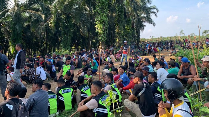 Karyawan perusahaan yang bentrok saat dimediasi oleh pihak kepolisian. (Foto: Dok. Polres Palas)