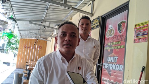 Kasat Reskrim Polresta Mataram Kompol I Made Yogi Purusa Utama didampingi Kanit Harda Satreskrim Polresta Mataram Iptu Kadek Angga Nambara memberikan keterangan terkait pemeriksaan eks Wabup Lombok Timur, Senin (20/5/2024). (Ahmad Viqi/detikBali)