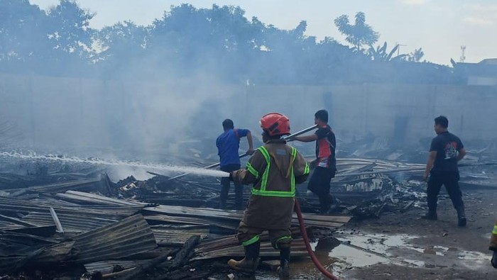 Kebakaran menghanguskan rumah hunian sementara untuk tukang yang bekerja di kawasan Citraland Tallasa City. Dokumen Istimewa