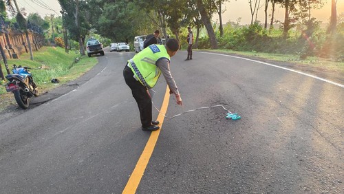 Polisi melakukan olah TKP kecelakaan maut di Jalan Denpasar-Gilimanuk, Pekutatan, Jembrana, Senin (20/5/2024).