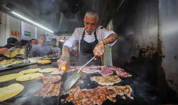 Hebat! Kedai Kaki Lima Ini Dapat Bintang Satu Bib Gourmand Michelin