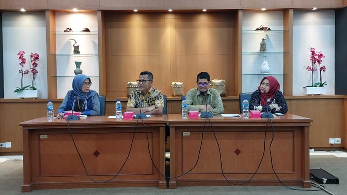 Kementerian Perindustrian buka suara tentang penumpukan kontainer yang berisi berbagai macam barang di pelabuhan Tanjung Priok dan Tanjung Perak.