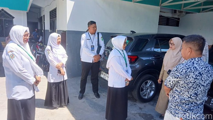 Kepala Kemenag Kota Gorontalo Misnawaty S. Nuna datang  ke SD Madrasah Ibtidaiyah Al Wathaniyah.