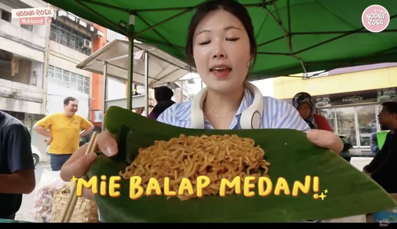 Keseruan YouTuber Noona Rosa, Makan Mie Balap hingga Durian di Medan!