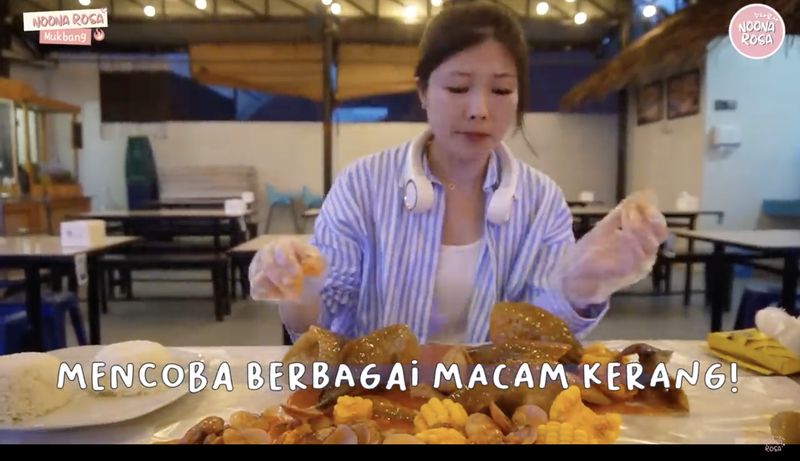 Keseruan YouTuber Noona Rosa, Makan Mie Balap hingga Durian di Medan!