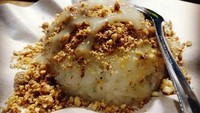 Ketan susu UTS di Petamburan, Jakarta Pusat menawarkan ketan susu dengan tiga pilihan topping sekaligus. Mulai dari keju, meses cokelat, dan Milo. Foto: Instagram/Google Review