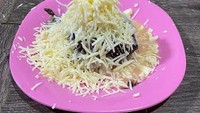 Ketan Susu Mbak Marni ini disajikan secara menggunung. Meskipun hanya menawarkan varian klasik, tetapi selalu jadi favorit semua orang. Lokasinya di Sawah Besar, Jakarta Pusat. Foto: Instagram/Google Review