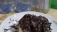 Ketan Susu Cinta Djadoel di Pulo Gadung tak pernah sepi pelanggan. Ketan susunya disajikan dengan cokelat yang diserut gondrong. Foto: Instagram/Google Review