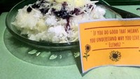 Mulai Rp 5.000 kamu bisa menikmati ketan susu klasik di sini. Disajikan dengan kelapa parut yang gurih. Nama tempatna adalah Ketan Susu MDPL. Foto: Instagram/Google Review