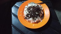 Ketan Susu Pakde To ada di kawasan Cilandak, Jakarta Selatan. Harganya mulai Rp 10.000 dan disajikan dengan topping keju dan meses cokelat. Foto: Instagram/Google Review