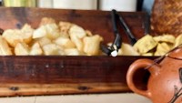 Yang legendaris bisa mampir ke Ketan Susu Kemayoran. Seporsinya dibanderol Rp 5.000. Uniknya, makan ketan susu di sini dipadukan dengan tempe. Foto: Instagram/Google Review