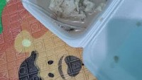 Ketan Susu Deka di kawasan Pejaten, Jakarta Selatan dikenal unik. Ketan susunya disajikan dengan aneka buah-buahan. Foto: Instagram/Google Review