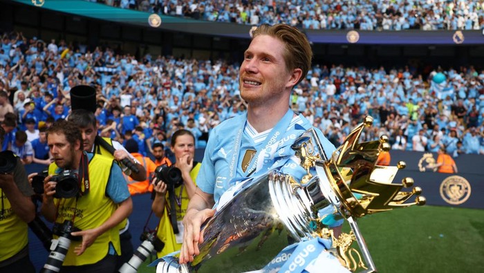 Soccer Football - Premier League - Manchester City v West Ham United - Etihad Stadium, Manchester, Britain - May 19, 2024  Manchester Citys Kevin De Bruyne celebrates with the trophy after winning the Premier League Action Images via Reuters/Lee Smith EDITORIAL USE ONLY. NO USE WITH UNAUTHORIZED AUDIO, VIDEO, DATA, FIXTURE LISTS, CLUB/LEAGUE LOGOS OR LIVE SERVICES. ONLINE IN-MATCH USE LIMITED TO 120 IMAGES, NO VIDEO EMULATION. NO USE IN BETTING, GAMES OR SINGLE CLUB/LEAGUE/PLAYER PUBLICATIONS. PLEASE CONTACT YOUR ACCOUNT REPRESENTATIVE FOR FURTHER DETAILS..