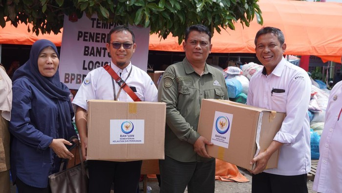 KKP Salurkan Bantuan Sembako-Selimut ke Korban Banjir Lahar Dingin Sumbar