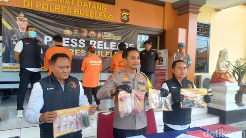 Konferensi pers pengungkapan tindak pidana narkoba di Mapolres Buleleng, Senin (20/5/2024). (Made Wijaya Kusuma/detikBali)