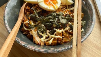 Wah, ada makanan enak. Sebentar, aku ambil dulu telurnya satu. Foto: bbykaat via Bored Panda