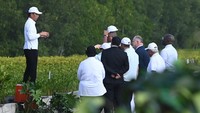 Berbeda dari saat KTT G20 pada 2022, Jokowi dan pemimpin negara peserta WWF-10 tidak menanam mangrove (bakau) secara langsung, melainkan memberikan bibit pohon kepada anak-anak sebagai simbol generasi penerus upaya konservasi lingkungan. ANTARA FOTO/Media Center World Water Forum 2024/Wahdi Septiawan