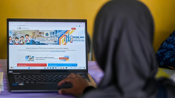 Wali siswa calon peserta didik baru mengajukan pembuatan akun Penerimaan Peserta Didik Baru (PPDB) di SD Grogol Selatan 08, Jakarta, Senin (20/5/2024). Berdasarkan aturan PPDB Jakarta tahun 2024, jalur yang dibuka bagi jenjang Sekolah Dasar (SD) antara lain jalur zonasi 73 persen, afirmasi 25 persen, dan perpindahan tugas orangtua/anak guru/anak tenaga pendidikan sebesar dua persen. ANTARA FOTO/ Rivan Awal Lingga