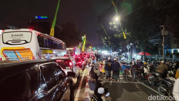 Aktivitas Keagamaan Sebabkan Kemacetan di Pancoran Arah Kalibata, Ruas Jalan Tertutup