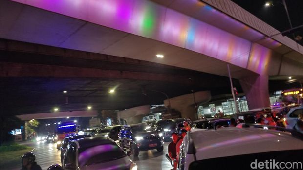 Lalu lintas di Pancoran, Jakarta Selatan arah Kalibata macet Senin (20/5/2024) malam. Foto: Jabbar/detikcom