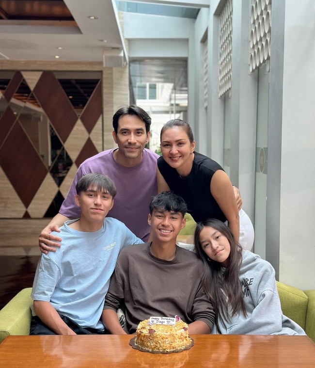 Donna Agnesia menikah dengan presenter Darius Sinathrya pada 30 Desember 2006. Meski lebih tua enam tahun dari Darius, Donna menjalin rumah tangga harmonis yang telah bertahan lebih dari 15 tahun. Foto: Instagram @lionel.sinathrya