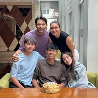 Donna Agnesia menikah dengan presenter Darius Sinathrya pada 30 Desember 2006. Meski lebih tua enam tahun dari Darius, Donna menjalin rumah tangga harmonis yang telah bertahan lebih dari 15 tahun. Foto: Instagram @lionel.sinathrya