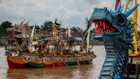 Lomba perahu hias ini digelar untuk memeriahkan Hari Ulang Tahun ke-67 Provinsi Kalteng.