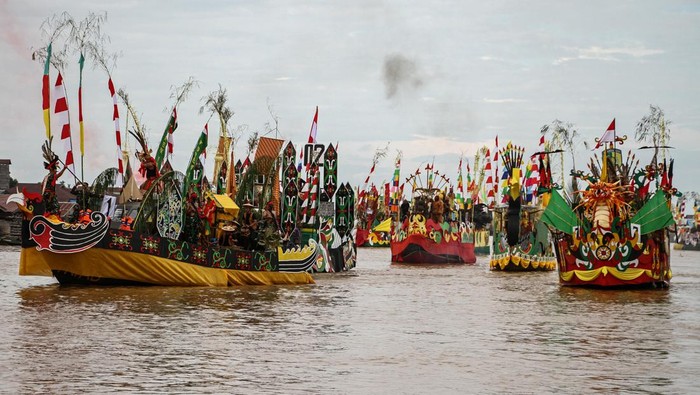 Lomba Hias Perahu Meriahkan HUT ke-67 Provinsi Kalteng Peserta lomba perahu hias menyusuri Sungai Kahayan di Palangka Raya, Senin (20/5/2024). Lomba perahu hias yang digelar untuk memeriahkan Hari Ulang Tahun ke-67 Provinsi Kalteng tersebut diikuti 22 peserta dari berbagai kabupaten/kota serta instansi terkait dengan menampilkan tema ornamen Dayak sebagai upaya meningkatkan daya tarik kunjungan wisatawan ke Kalteng. ANTARA FOTO/Auliya Rahman/rwa.