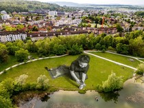 Lukisan Raksasa Gambarkan Penderitaan Para Migran