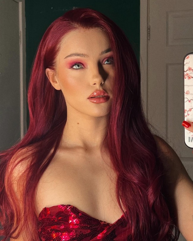 Keunikan wajah wanita 22 tahun tersebut bukan hanya karena bentuk hidung dan matanya yang menarik. Magda diketahui menderita sindrom Waardenburg.  Foto: Instagram Magda Myszczynska