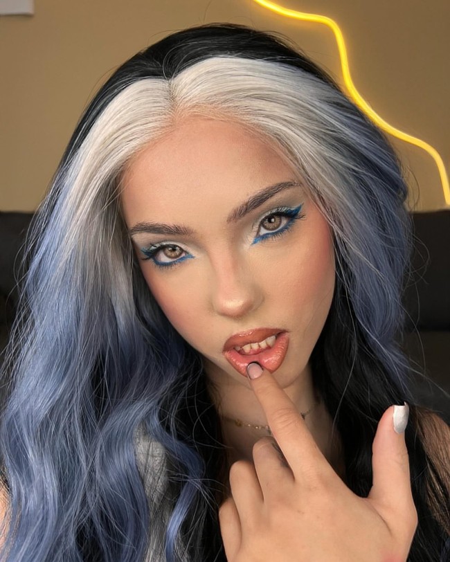 Di Instagram, Magda memanfaatkan wajahnya yang unik untuk cosplay dan bermain dengan makeup karakter. Karena itu, semakin banyak orang menganggapnya tidak nyata. Foto: Instagram Magda Myszczynska