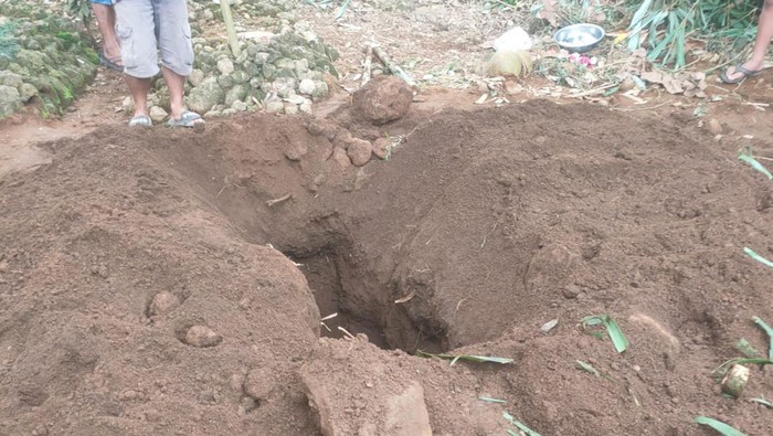 Kondisi makam seorang perempuan yang dibongkar di pemakaman Desa Binangun, Kecamatan Mrebet, Kabupaten Purbalingga, Senin (20/5/2024).