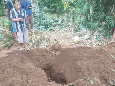 Kondisi makam seorang perempuan yang dibongkar di pemakaman Desa Binangun, Kecamatan Mrebet, Kabupaten Purbalingga, Senin (20/5/2024).