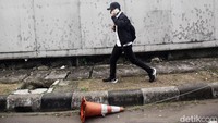Rahmady bergegas meninggalkan gedung KPK.