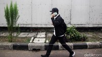 Rahmady ngacir sambil menghubungi seseorang menggunakan handphone-nya.