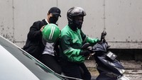 Rahmady pun meninggalkan gedung KPK menggunakan ojek online.