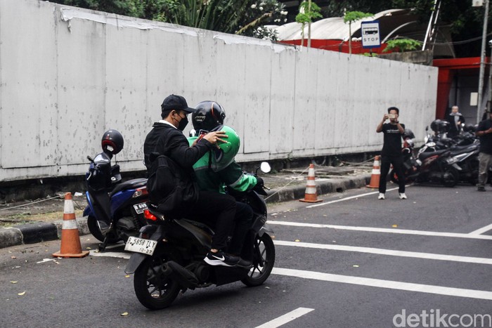 Mantan Kepala Bea dan Cukai Purwakarta Kabur dengan Ojol Mantan Kepala Bea dan Cukai Purwakarta, Rahmady Effendy Hutahaean buru-buru kabur dari kejaran para jurnalis dengan menggunakan ojek online setelah memberikan klarifikasi terkait Laporan Harta Kekayaan Penyelenggara Negara (LHKPN) di Gedung Merah Putih KPK, Jakarta, Senin (20/5/2024). Rahmady yang telah dicopot dari jabatannya itu memenuhi panggilan KPK untuk mengklarifikasi LHKPN dirinya yang diduga tidak jujur dalam melaporkan kekayaannya, termasuk adanya kepemilikan saham di perusahaan PT Mitra Cipta Agro.