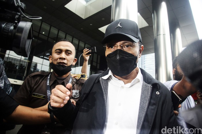 Mantan Kepala Bea dan Cukai Purwakarta, Rahmady Effendy Hutahaean buru-buru kabur dari kejaran para jurnalis dengan menggunakan ojek online setelah memberikan klarifikasi terkait Laporan Harta Kekayaan Penyelenggara Negara (LHKPN) di Gedung Merah Putih KPK, Jakarta, Senin (20/5/2024). Rahmady yang telah dicopot dari jabatannya itu memenuhi panggilan KPK untuk mengklarifikasi LHKPN dirinya yang diduga tidak jujur dalam melaporkan kekayaannya, termasuk adanya kepemilikan saham di perusahaan PT Mitra Cipta Agro.