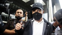 Rahmady keluar dari lobi gedung KPK, Senin (20/5/2024) sekitar pukul 16.12 WIB.