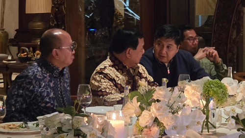 Maruarar Sirait tampak berbincang dengan presiden terpilih Prabowo Subianto saat makan malam di Bali, Minggu (19/5/2024). (Foto: Istimewa)