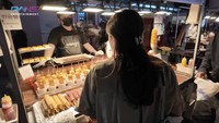 Beralih ke penjual lainnya, Nagita Slavina menemukan penjual sate-satean, mulai dari odeng, sosis, hingga keju nih. Foto: YouTube / RANS Entertainment
