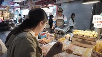 Tidak lama kemudian, wanita kelahiran 1988 itu menghampiri gerai jagung bakar. Gigi tertarik membeli jagung itu. Foto: YouTube / RANS Entertainment