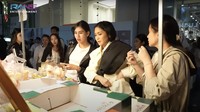 Gigi dan adik-adiknya juga menemukan penjual buah strawberry Korea berwarna pink. Strawberrynya besar dan menurut Gigi, strawberry ini punya rasa yang manis. Foto: YouTube / RANS Entertainment