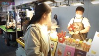 Sebagai penutup, Gigi jajan smores. Berupa marshmallow yang diisi es krim. Foto: YouTube / RANS Entertainment