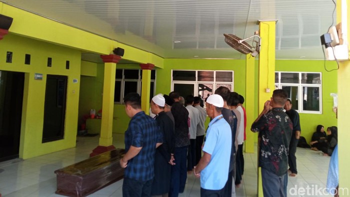 Mayor (Purn) Suanda korban pesawat jatuh di BSD dimakamkan di Cirebon
