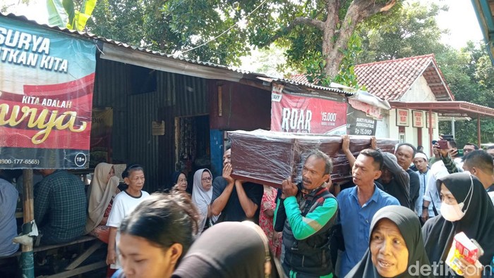 Mayor (Purn) Suanda korban pesawat jatuh di BSD dimakamkan di Cirebon