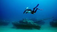 Sebanyak 19 kendaraan dan mesin militer ditenggelamkan di laut pada kedalaman berbeda. Beberapa objek mendarat pada kedalaman 15-20 meter di bawah permukaan, sedangkan objek lain ditemukan lebih dalam, pada kedalaman 20-30 meter. Hal ini memungkinkan pengunjung kota untuk menikmati pemandangan dengan perahu berlantai kaca, snorkeling, dan menyelam.  