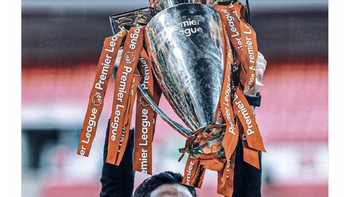 Hasil Photoshop Arteta mengangkat Piala Liga Inggris. Foto: Twitter