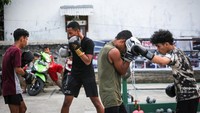Sejumlah petinju berlatih di tempat latihan yang didirikan sejak tahun 2018 oleh petinju profesional Silem Serang (33).